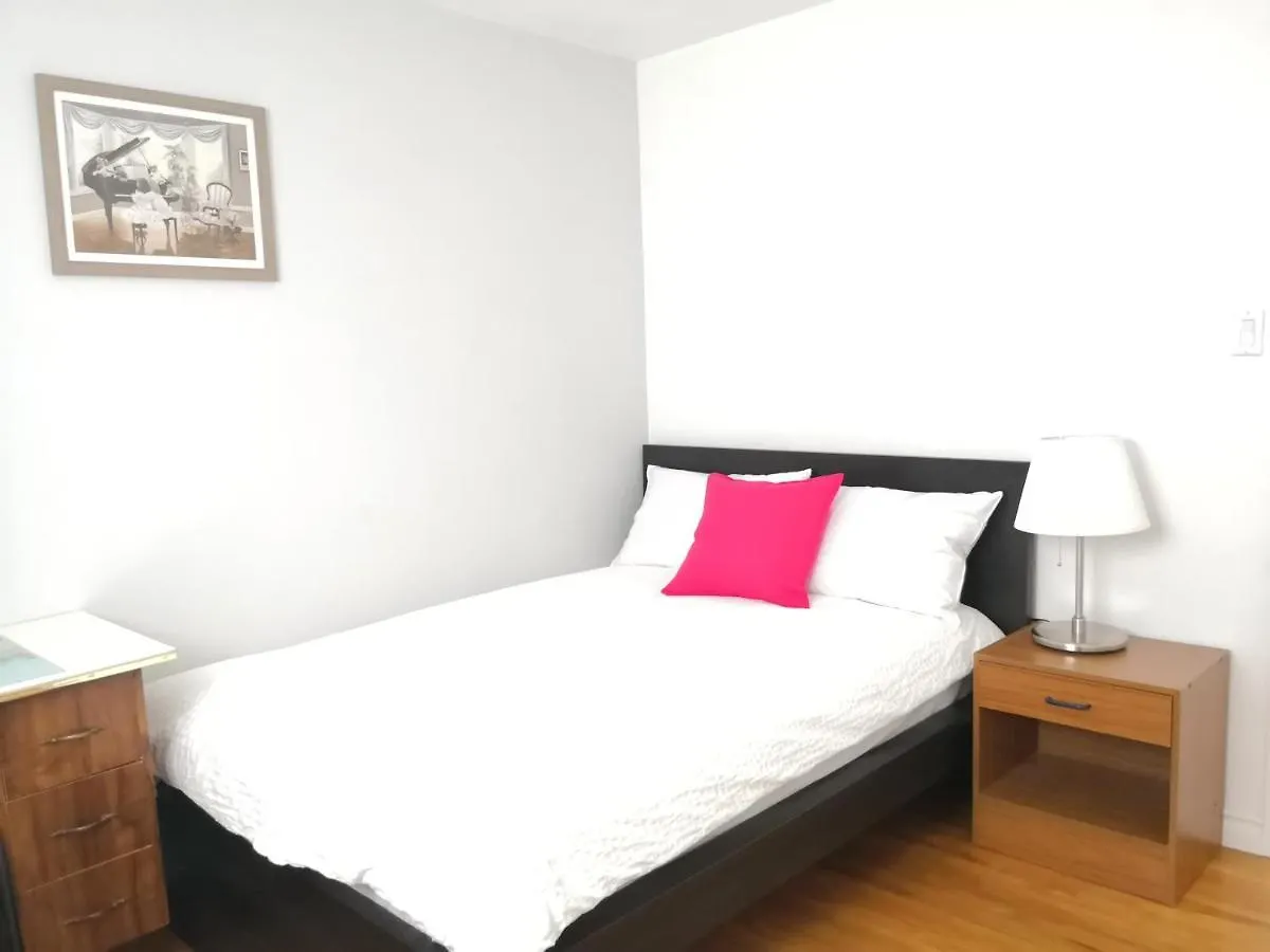 Spacious And Bright House Toronto Homestay